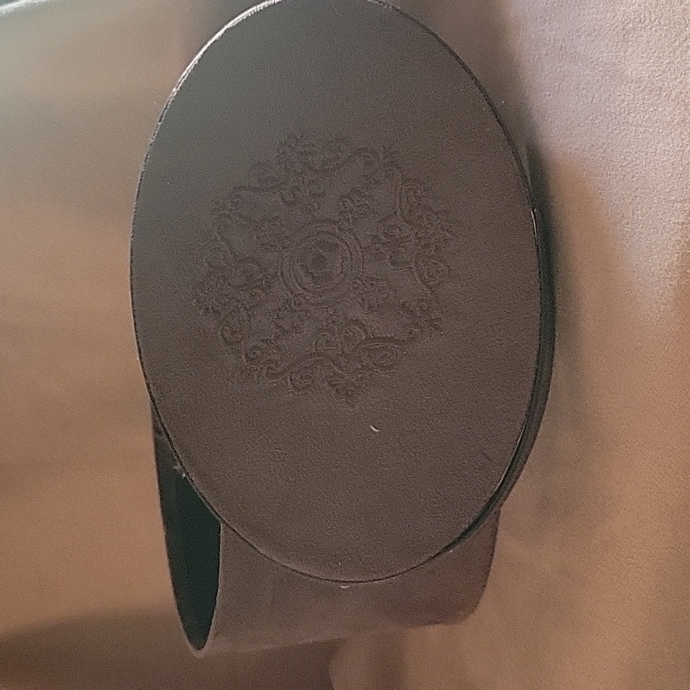 Oval lidded box